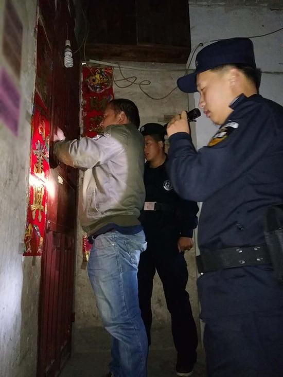 长治粗心妈妈误将幼女锁家中 民警全城寻开锁师傅开门